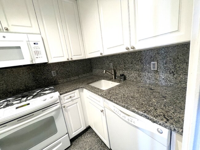 Building Photo - 630 W 246th St