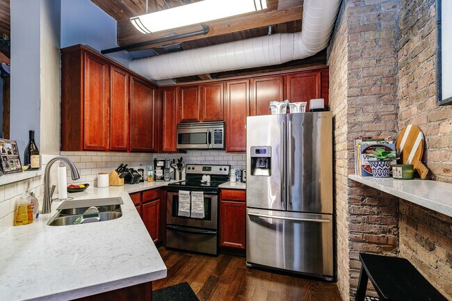 Kitchen with breakfast nook - 225 W Huron St