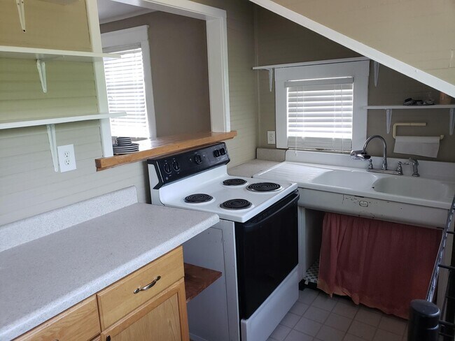 Building Photo - 2112 Ashwood Ave