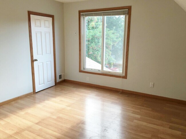 Building Photo - 3 bedrooms 1 Bath house for rent