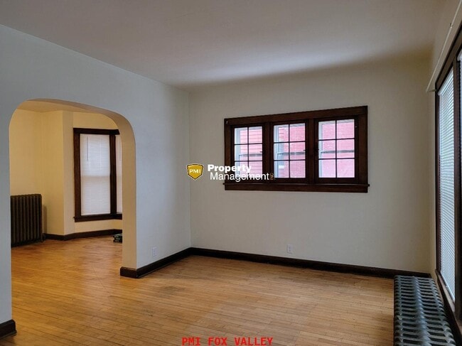 Building Photo - LARGE 2 Bed Lower Downtown Appleton