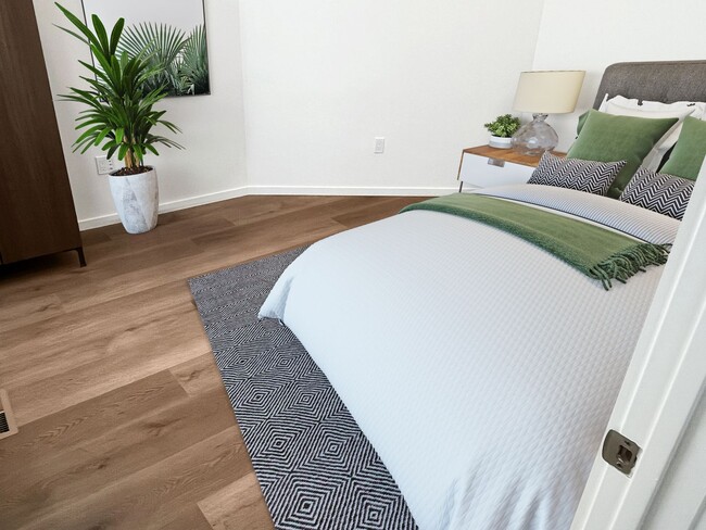 Building Photo - Rare brand new remodeled apartment w/top s...