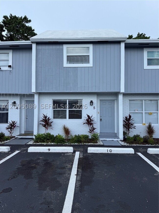 Building Photo - 420 NE 18th Ave