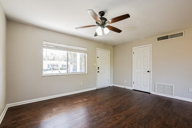 Building Photo - 2843 Kinnon Dr