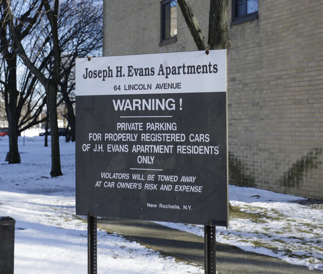 Building Photo - Lincoln Towers Senior Citizens  