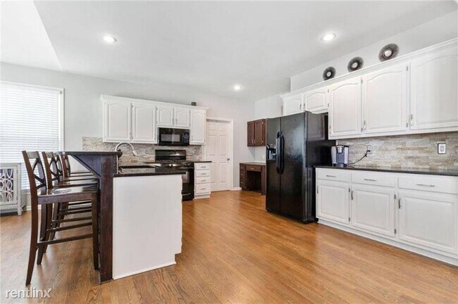 Building Photo - 4 br, 3.5 bath House - 11 Parker Confidential
