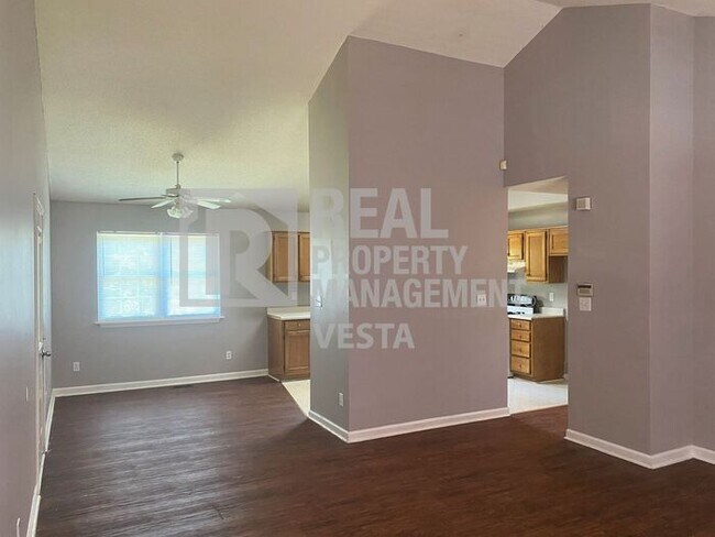 Building Photo - Spacious Three Bedroom House in South Macon