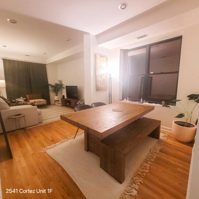 Dining Area - 2541 W Cortez St