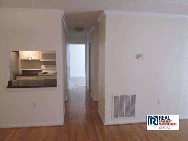 Foto del edificio - 8203 Whispering Oaks Way