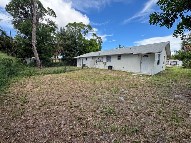 Building Photo - 312 60th Ave Dr W