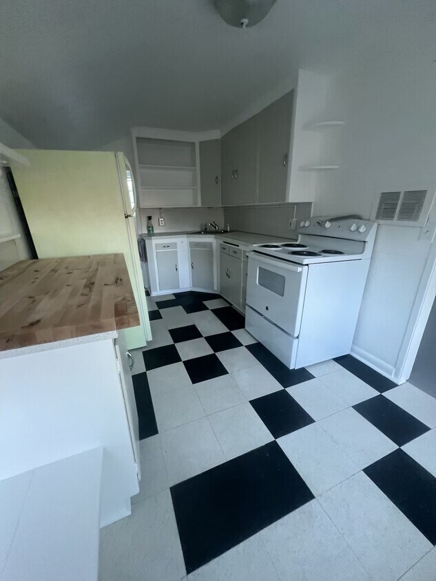 Foto principal - 4721 5th Ave NE