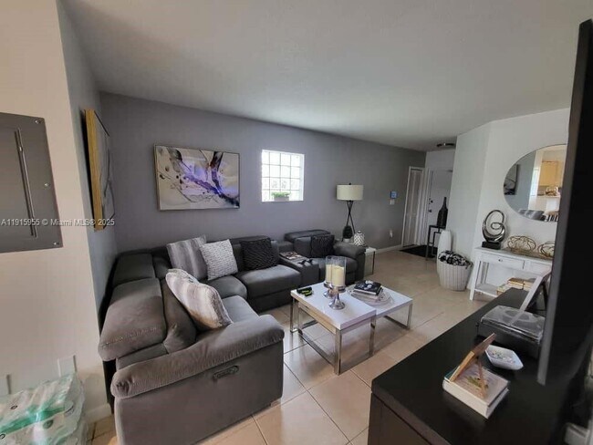 Foto del edificio - 3415 NE 9th Dr