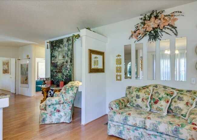 Building Photo - Beautiful Furnished 3 Bedroom 2 Bath home ...