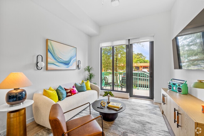 El Flora 1BR, 1BA - 656SF - Sala de estar - The Spruce