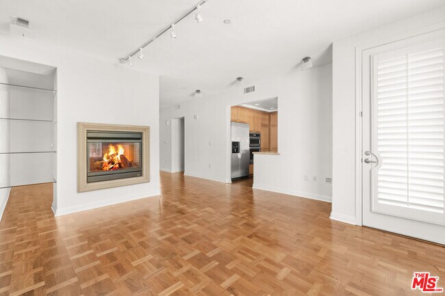 Building Photo - 5831 Seawalk Dr