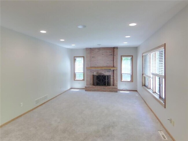 Foto del edificio - 5585 Rosewood Ln