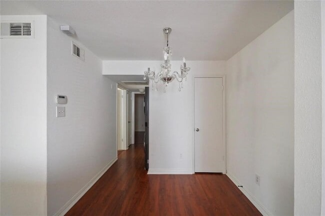 Building Photo - 3900 Woodchase Dr