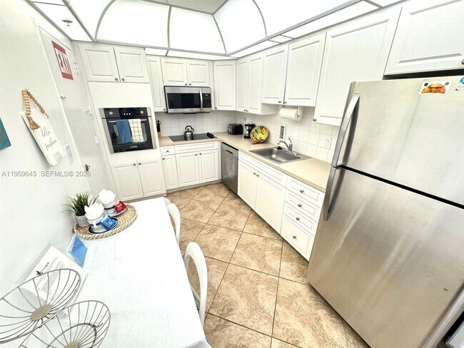 Building Photo - 3901 S Ocean Dr