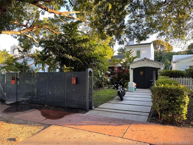 Building Photo - 550 W 50th St