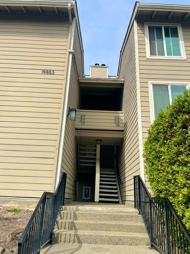 19853 25th Ave NE Unit 216, Shoreline, WA 98155 Condo for Rent in