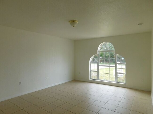 Building Photo - 1/2 Duplex in Poinciana