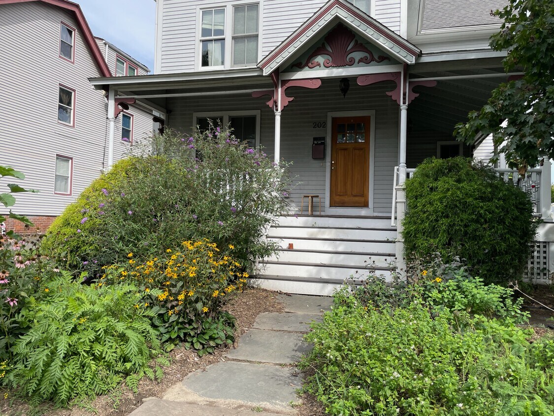 A Victorian house in Asylum Hill - 202 Laurel St