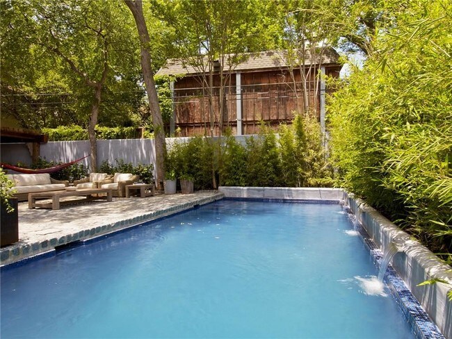 Foto del edificio - 6915 Lakeshore Dr