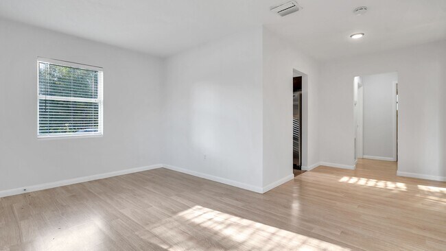 Building Photo - Charming 3BD/1BA Duplex Style Home in Clea...