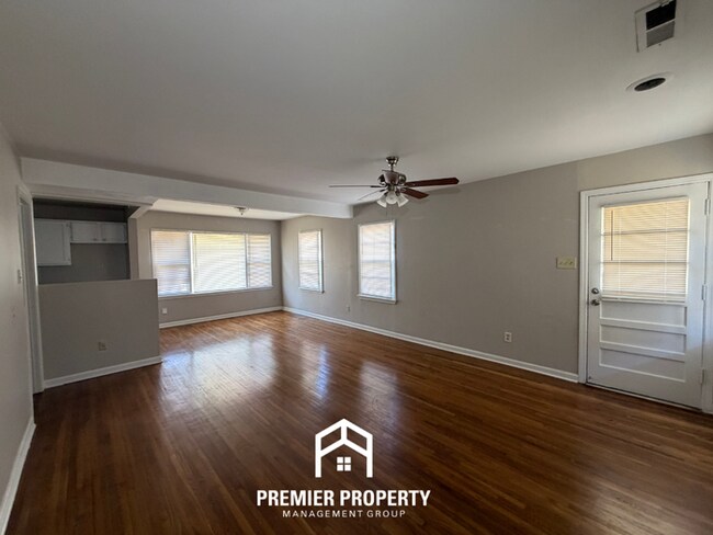 Foto del edificio - Charming 3BR Home in 38117- Hardwood Floors & Fenced Backyard