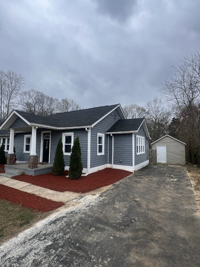 Building Photo - Charming 3-Bedroom Home with 3 Full Bathro...