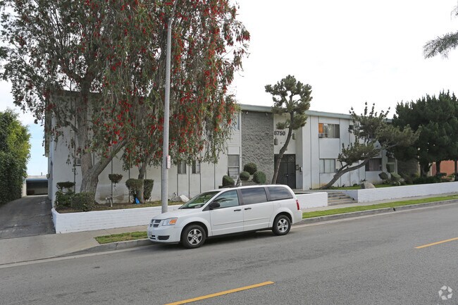 Foto del edificio - 8750 Owensmouth Ave