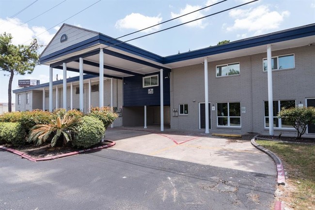 Building Photo - 9406 Redford Ave