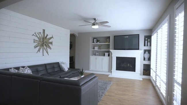 Foto del edificio - Luxury Living! 5 Bed, 3 Bath with Office a...