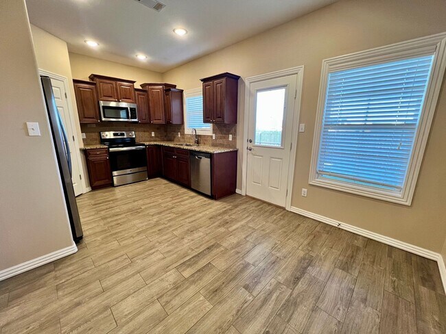 Building Photo - Beautiful 3 Bed/2.5 Bath Townhome in Chaff...