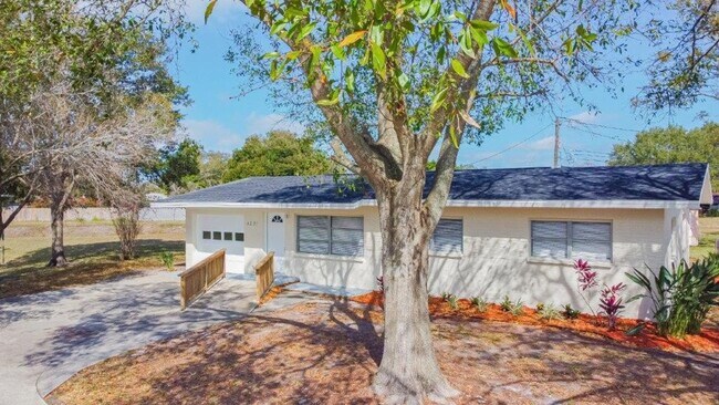 Photo - Beautifully updated 3/2/1 1389 Sq. Ft. wit... House