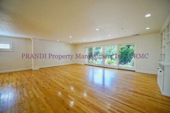 Foto del edificio - Country Club Home on Corner Lot, All One L...
