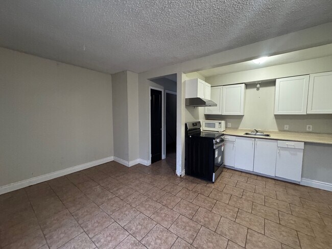 Photo du bâtiment - Renovated 2 Bedroom & 1 Bathroom Townhome!