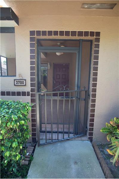 Foto del edificio - 3700 NW 23rd Ct