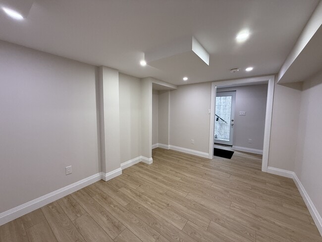 Building Photo - 2129 Nipigon Dr