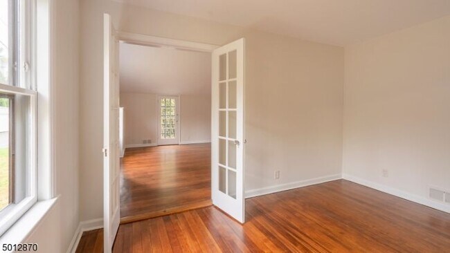 Building Photo - 36 Tulip Ave