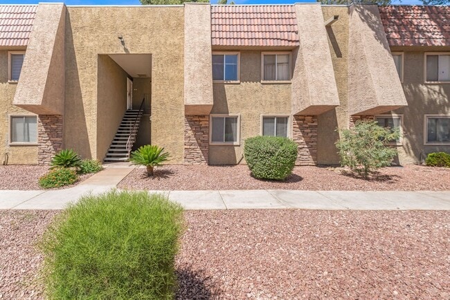 Building Photo - Modern Condo in Guard-Gated Community!