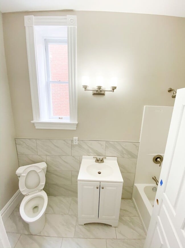 Building Photo - Fully Remodeled 2 bed 1 bath, just steps from Cherokee