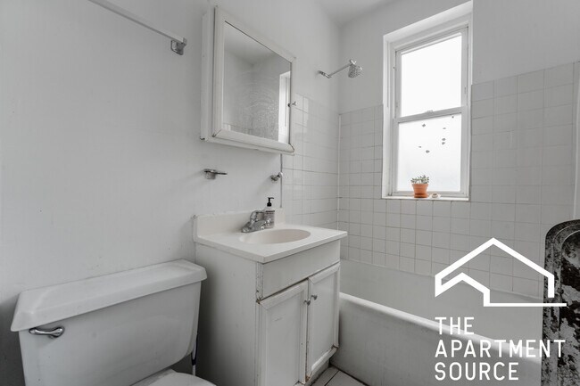 Foto del edificio - 4409 N Kenneth Ave