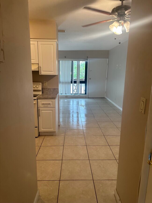 Pasarela - 5910 NE 18th Ave