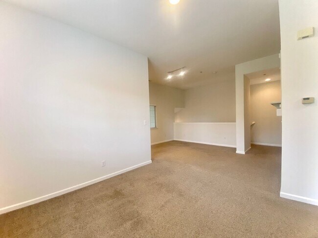 Building Photo - Gorgeous Condo - Gated Community in Fremont!