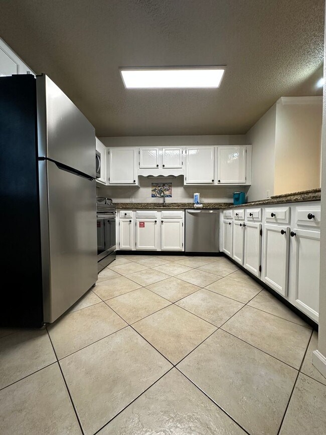 Building Photo - Just 2 blocks from BEACH!  *Move In Special-50% Off First Months Rent, Furnished/Unfurnished