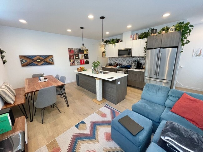 Building Photo - Modern 3 bed Townhome with View of Puget S...