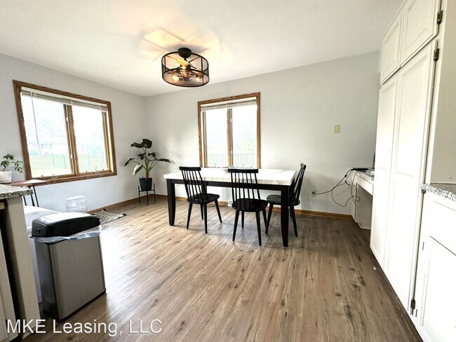 Building Photo - 3 br, 2.5 bath House - 5641 W Abbott Ave