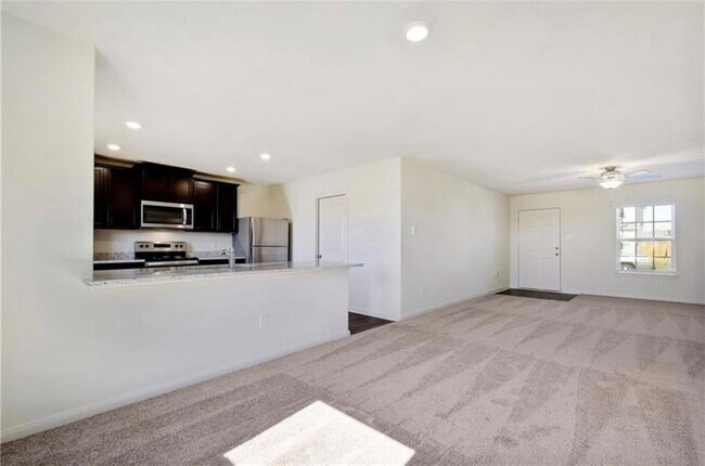 Building Photo - 313 Riverdale Dr