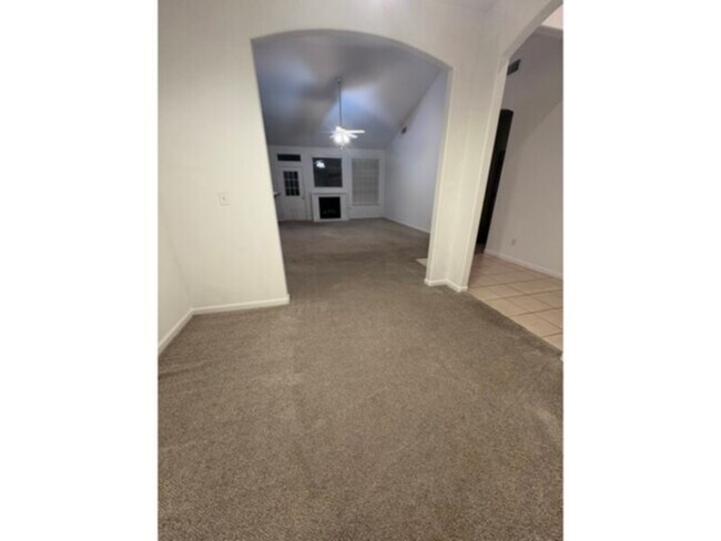 Building Photo - Great location! walk to WOODWARD, walk to restaurants and golf